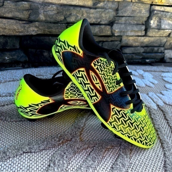 💚Under Armour youth cleats size 4 - Picture 1 of 6